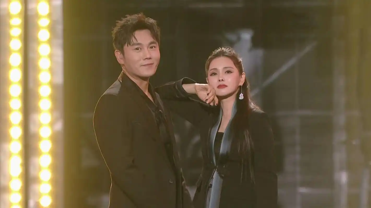 这夫妻俩绝了!伊能静秦昊演唱《大风吹》,开口一个比一个飒!