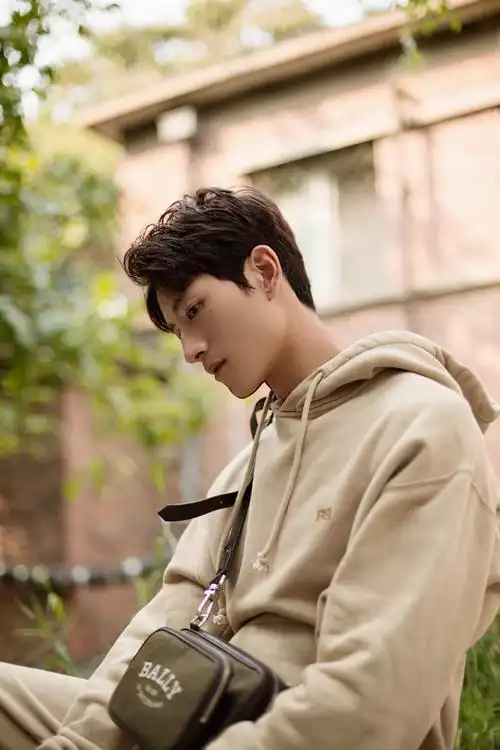 张峻宁晒秋日ootd暖阳下感受随性自我