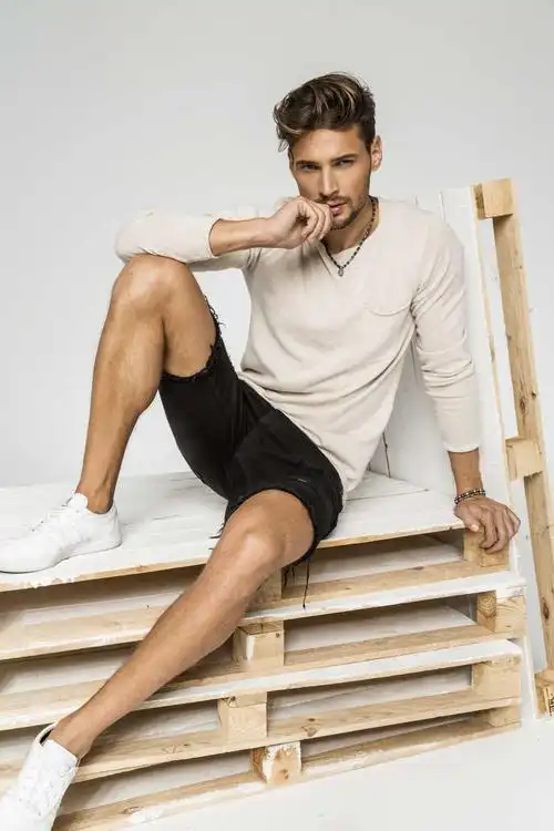 帅气男人系列-木板上的帅气男人图片-高清图片-图片素材-寻图免费打包