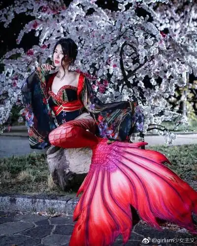日本摄影师兼模特kikyo作品推荐以美人鱼与日式题材为主,色彩艳丽.