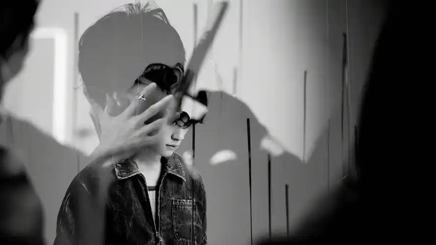 易烊千玺elle五月刊时尚帅气写真