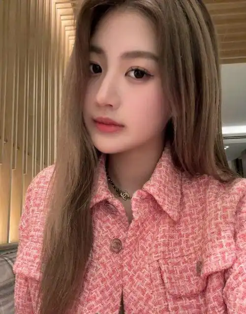 姚心怡晒电音节近照,与王思聪绯闻女友合影,全是网红脸分不清|美女