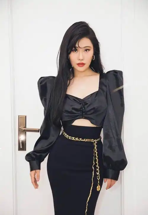 袁娅维的花瓶身材美绝了抹身材礼服中间开条缝时尚迷人