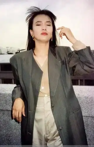 62岁郑裕玲过度整容,年轻时穿廓形西装时尚超前,盛世美颜今不再