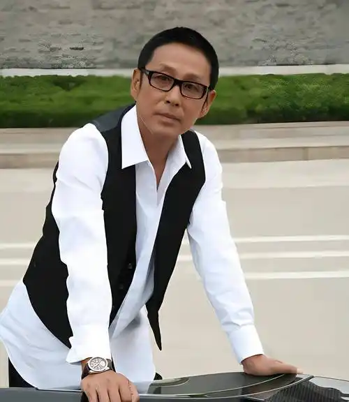 陈道明:跑龙套时娶央视主播,跟妻子恩爱41年,女儿嫁肖战经纪人_杜宪