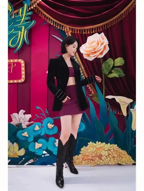 蓝盈莹身着fw22系列圈绒席纹套装拍摄电视剧《芳心荡漾》宣传照