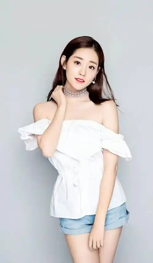 祝绪丹太美了,一身立领上衣搭配牛仔短裤,秀出大长腿,很有个性!