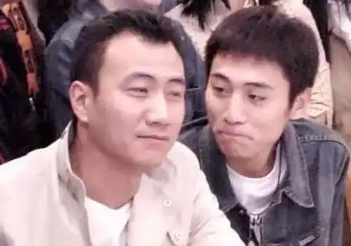 刘烨和胡军跟邓超那组带着些肉欲的露骨激情剧照相比,蓝宇cp的剧照则