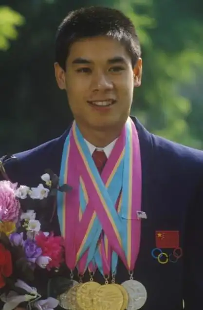 好辛酸!李宁怎么老成这样了,头发花白弯腰驼背,独自提包好落寞