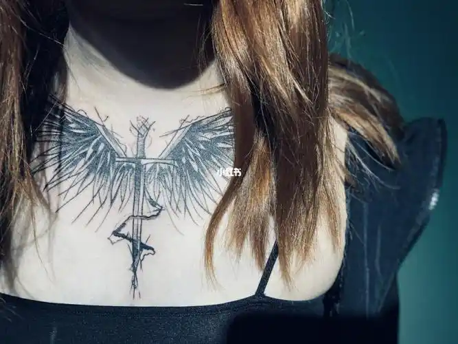 胸前小翅膀纹身_纹身_纹身也清新_美妆_彩妆