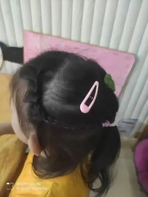 复古的麻花辫,可爱的丸子头,还有有趣的羊角辫,每一个发型都融入了