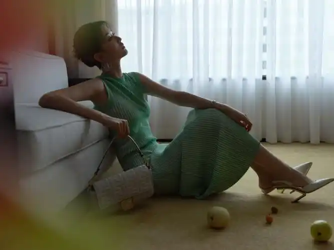 乔欣绿色长裙,凹凸的曲线,这身材真是绝了!_高清图集_新浪网