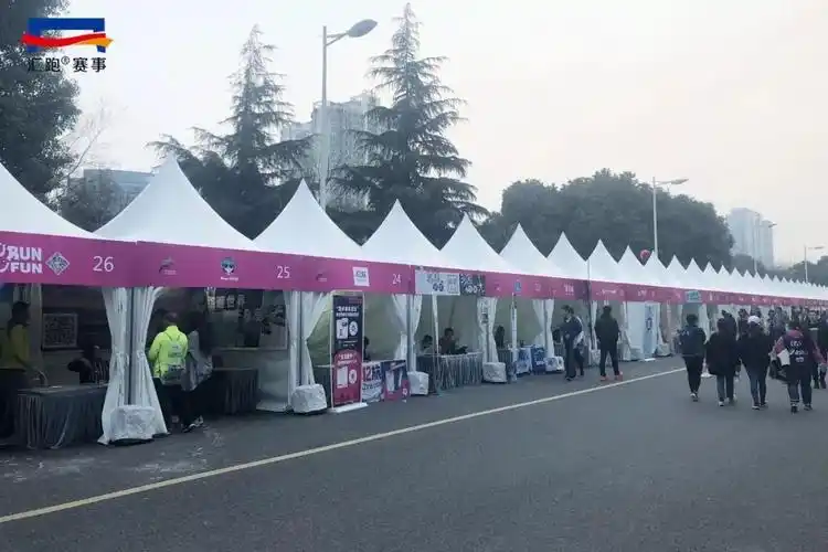 而室外南广场,最让人瞩目的就是asics展位了,甚至可以说是展馆!