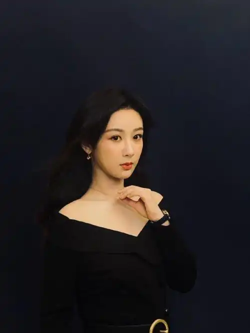 杨紫晒九宫格美照 长发飘扬红唇抢镜