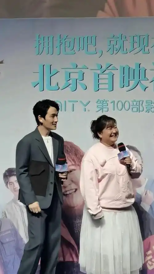 朱一龙贾玲一起朗诵两个人很有cp感啊龙哥贾玲最萌身高差好甜啊