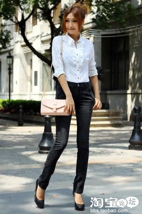 黑色雪花小脚裤,搭配白色的衬衫优雅洁净,衬托出高雅大方的气质,非常