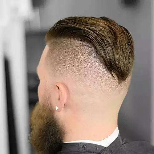 的背头啦~)然后再将头发发尾进行整合,形成一个帘子一样大搨在后脑勺