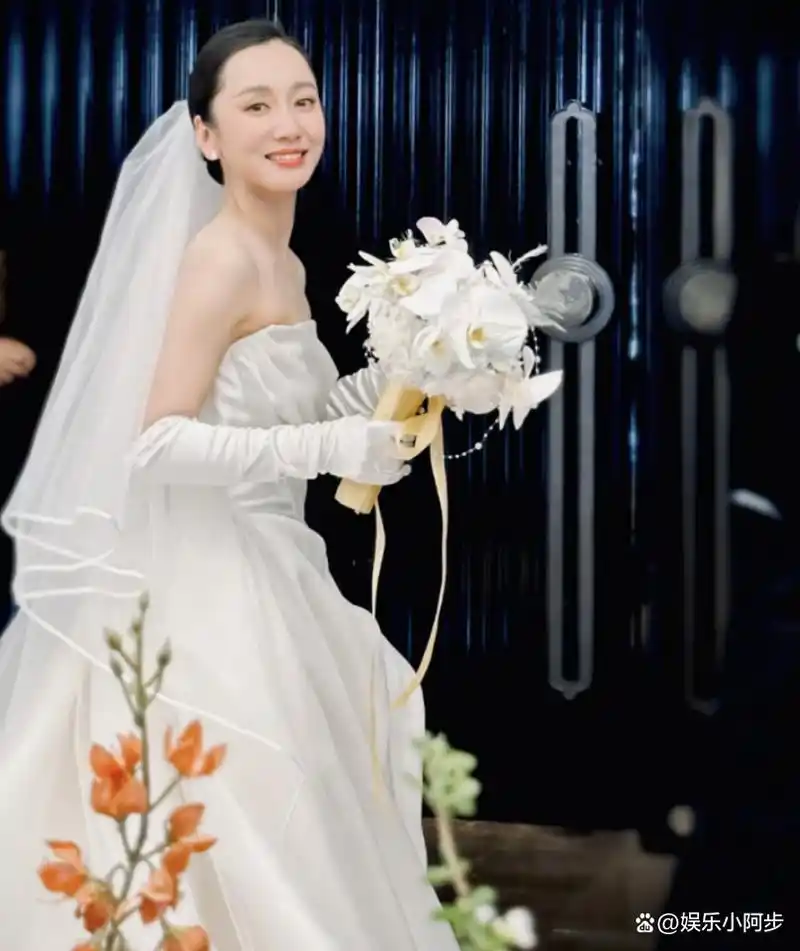 "校花"董晴婚礼现场,谭松韵接到手捧花,黄晓明上台送祝福