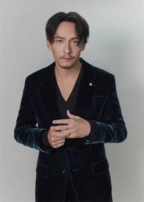 演员张震受邀出席第23届台北电影奖颁奖典礼,一身墨绿色丝绒西装立挺