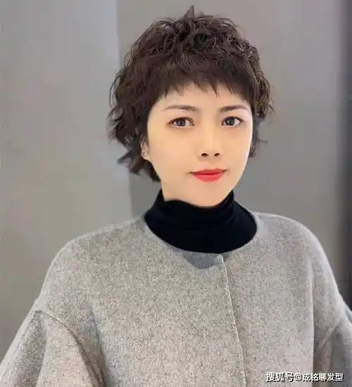 50岁女人烫什么发型显年轻?