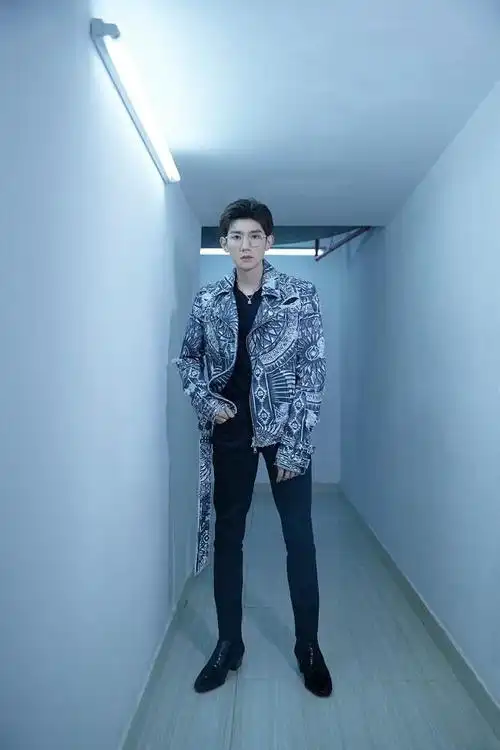 李现新封面秀长腿内娱公布10男星真实身高体重李现比王一博重15kg高伟