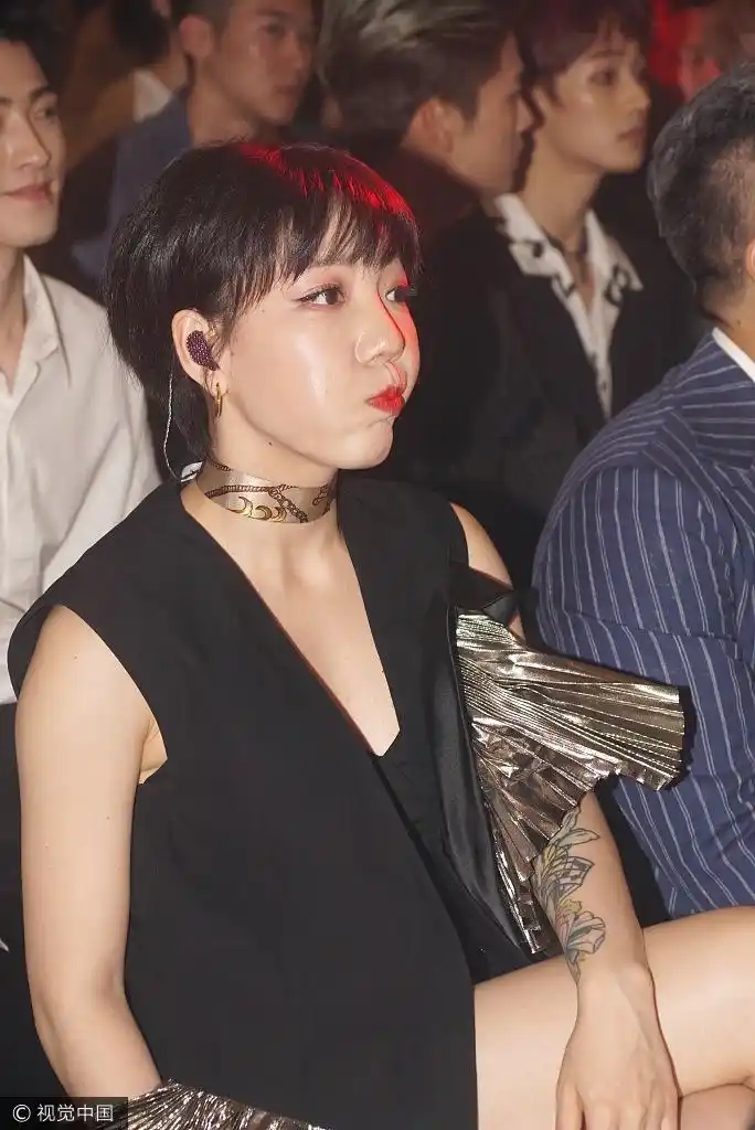 吴莫愁小县城商演,尴尬结局早已注定,她是否后悔与庾澄庆走太近