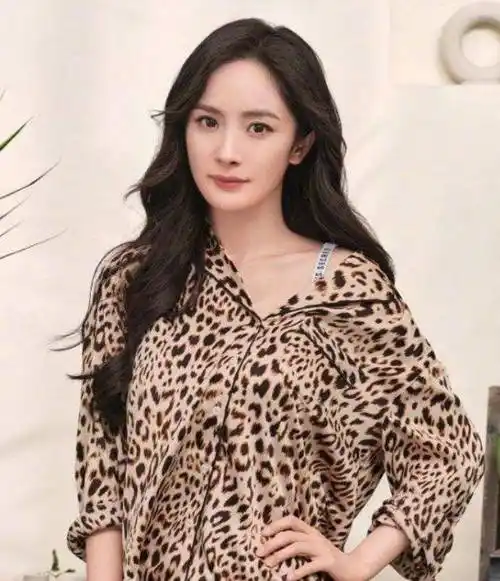 杨幂诠释性感豹纹睡衣,维密代言人风采独占鳌头!_时尚_维多利亚_魅力