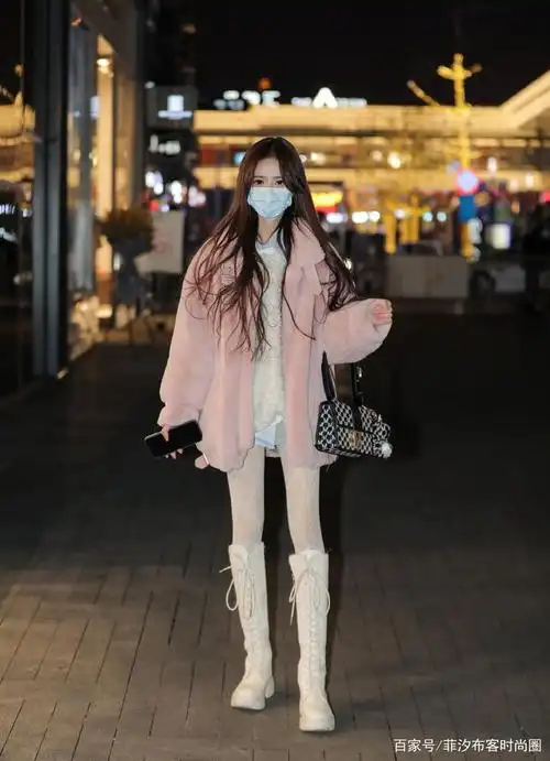 白靴子不显腿粗!寒冷的冬天可少不了它,上班日常两相宜