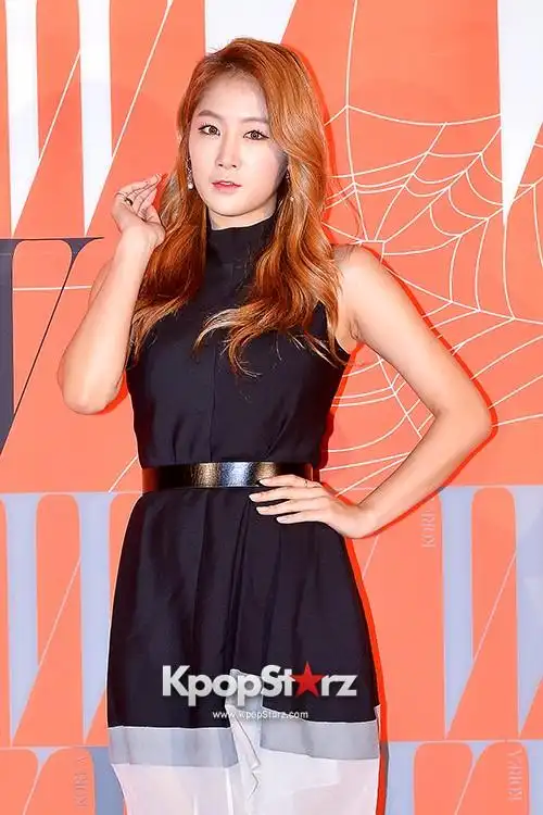 sistar昭宥出席时尚活动 拼接飘逸连衣裙别出心裁