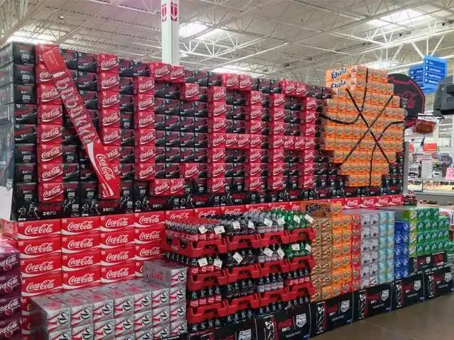 「连c罗举起的那瓶水,都是可口可乐提供给欧洲杯的」