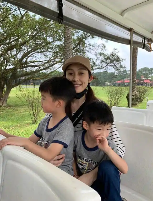 范玮琪一家四口出游,飞飞翔翔玩嗨了,咘咘波妞也有现身!