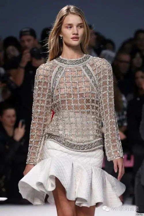 明星真空出街露两点竟然在娱乐圈掀起风潮