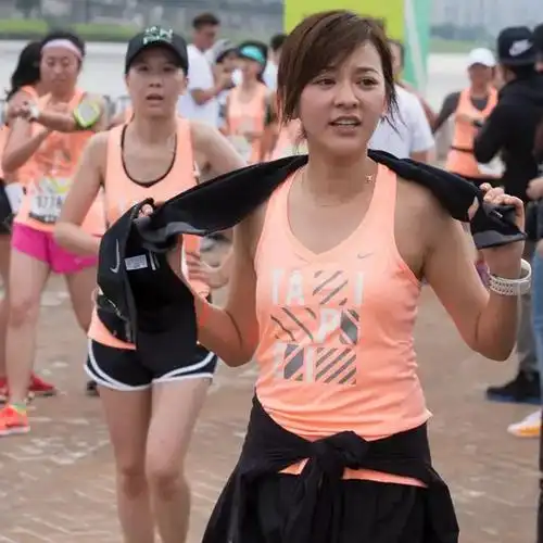 33岁元气少女陈意涵,20岁的颜,体脂率10.7%,晨跑12公.