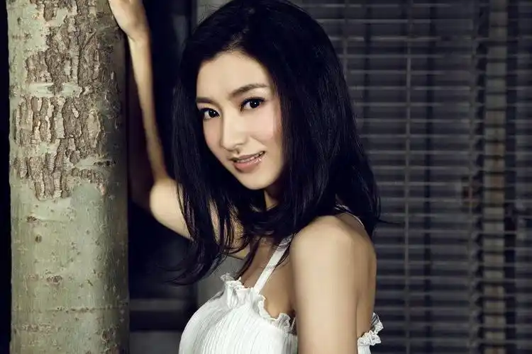 斓曦个人资料 斓曦的早年经历