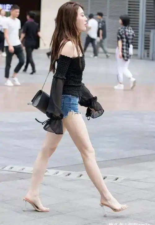 原创美女一双一字带的高跟凉鞋增加她的身高又能够显得特别的有魅力