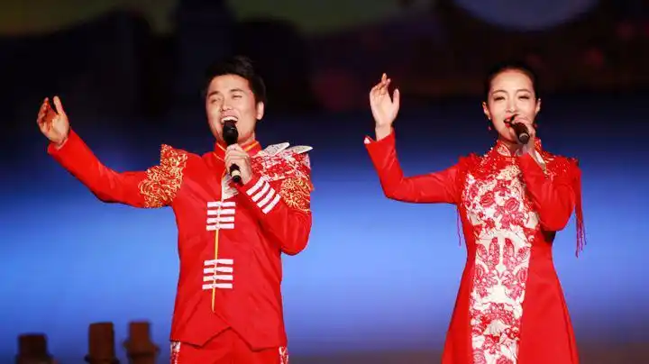 王小妮和柳强强对唱《拉手手亲口口》,两人配合真是乐坛天生一对!