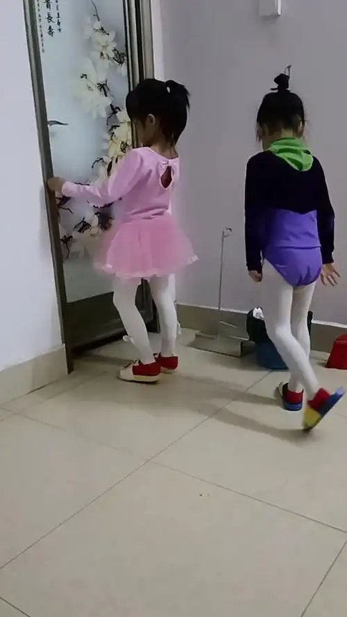 小女孩憋不住啦#跳舞女孩-舞蹈视频-搜狐视频