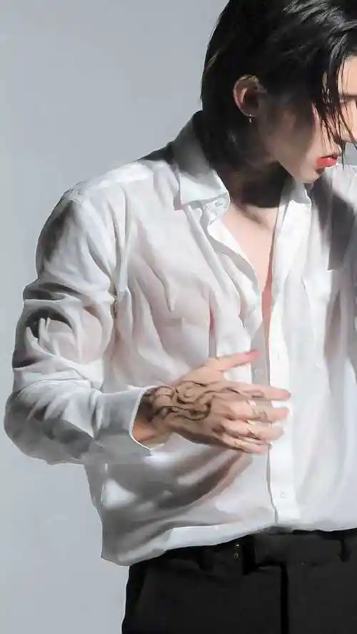 谁让他是蔡徐坤呢 不是录音室的就是腹肌的 谁不嫉妒羡慕啊#蔡徐坤