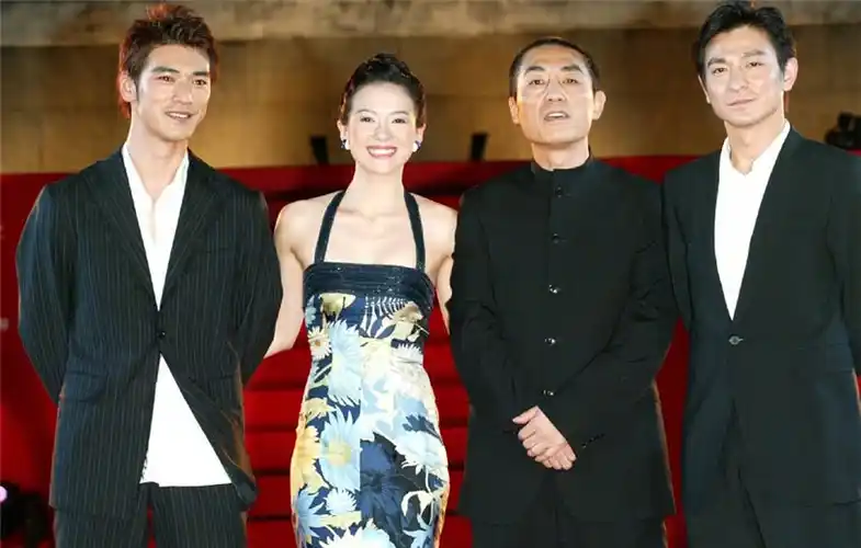 罕见合影!刘德华和章子怡出席活动合影,但有谁注意到了华哥的手