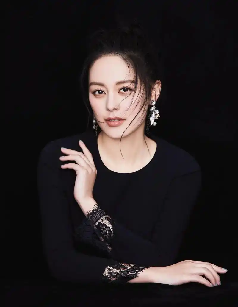 王力可暗黑系写真,一身黑衣,显得脖颈修长十分有气场.袖口的蕾 - 抖音