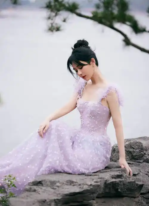 杨紫的一组写真大片,身穿紫色羽毛吊带裙仙气十足,美貌迷人-爱读书