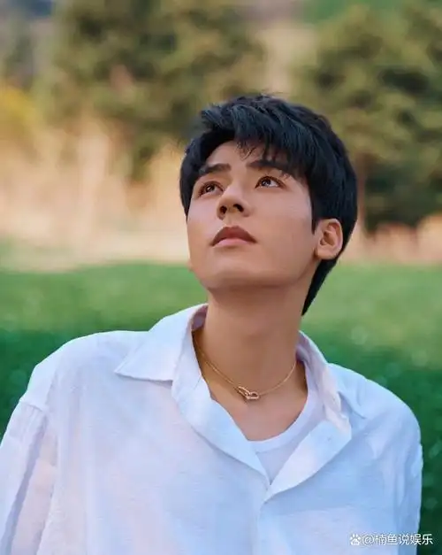 龚俊越来越有魅力了!白衣少年风度翩翩,他好像知道自己很帅