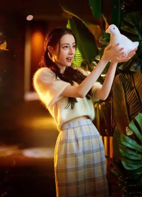 迪丽热巴才是时尚圈的腿精工装裤搭晕染衬衣嘻哈风很自信