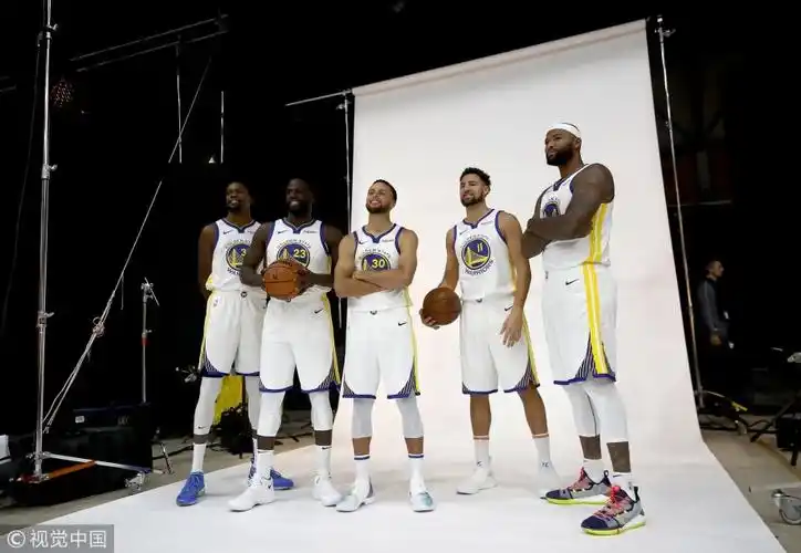 高清组图勇士五巨头首合体杜兰特合影冠军奖杯