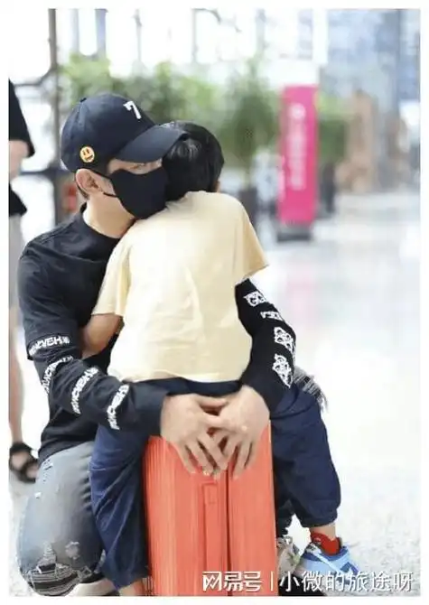 黄晓明一家三口现身迪士尼!杨颖穿小香风似少女!小海绵帅气十足