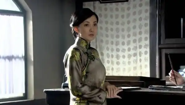老大媳妇"那文"由牛莉饰演,不得不说,牛莉的身材真的很好,穿上旗袍