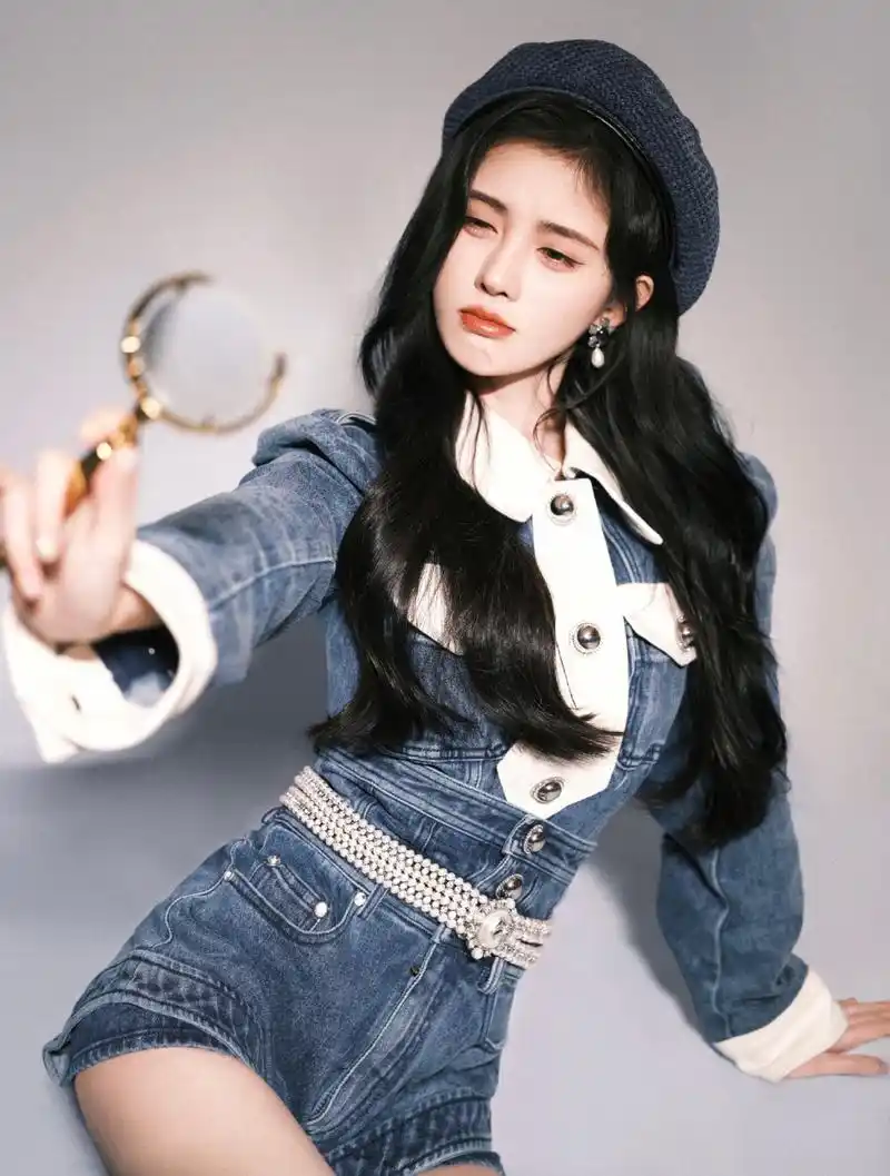 鞠婧祎穿牛仔套装02表情俏皮可爱十足