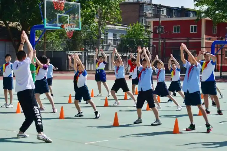 北京这所小学第一堂体育课摘掉口罩先练眼神儿