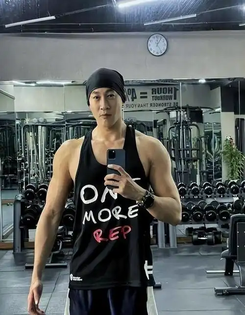 瘦了吧唧就别演猛将何润东教你们什么才叫一夫当关万夫莫开