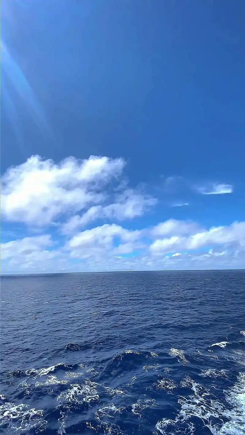 大海就如同人生,看似平静,却会随时波涛汹涌,当我们面朝大海时 - 抖音